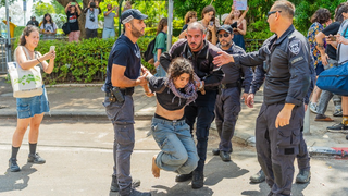 מעצר מפגינה במחאה מול לשכת גיוס חיפה