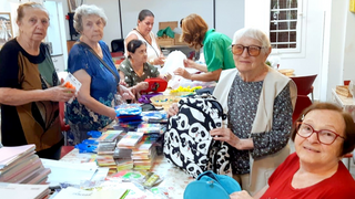 ניצולות שואה אורזות תיקי לבית ספר עמותת יד עזר לחבר חיפה
