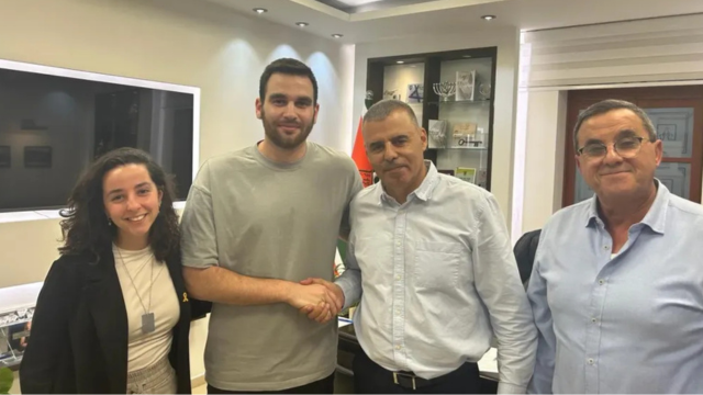 נדב לויטה ומיכל סלומון עם ראש העיר רפי סער