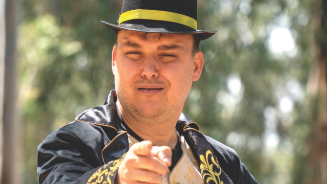 המורה חיים פרץ, אב לשישה מקרית ים, משמח ילדים מאושפזים