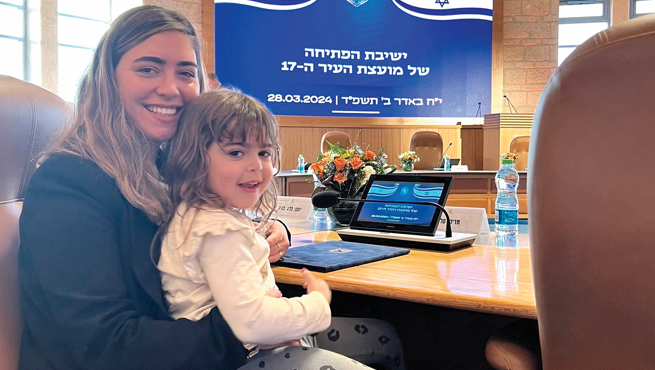 חברת המועצה מרים סלע ובתה כליל שתלמד בכיתה א'