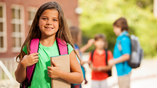 המדריכים יסתובבו במסדרונות ובחצר בית הספר