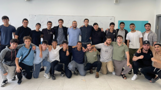 פרץ דביר עם התלמידים.  "להיות שם בשבילם"
