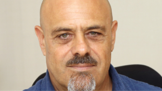 עופר אילות. "אי של שפיות"