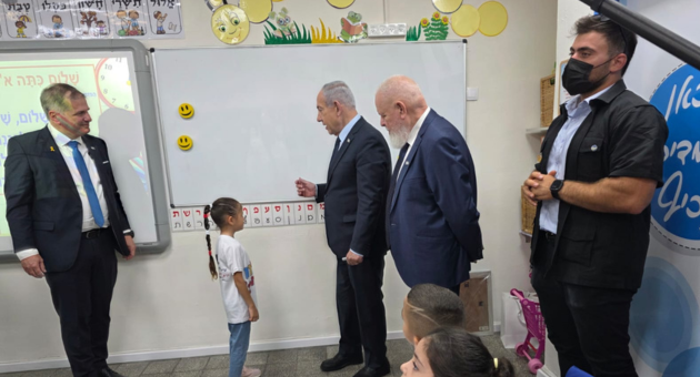 ראש הממשלה בנימין נתניהו מעביר שיעור בבית ספר מנחם בגין