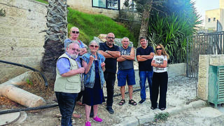 פעילי ציבור בכניסה לשביל נגדו הם נאבקים
