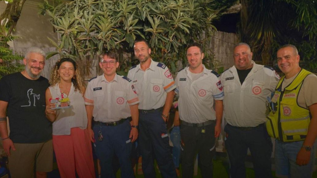 שירלי תמיר ובעלה עם המתנדבים שהצילו את חייה