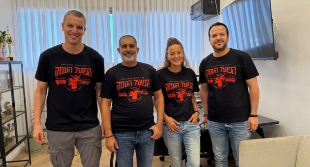 מימין לשמאל:  מנהל השיווק של גילת טלקום מיטב כץ, מנכ"לית הפועל העמק מיכל ורדיגר, מנכ"ל גילת טלקום איציק בן אליעזר ובעלי הפועל העמק גדעון ידין
