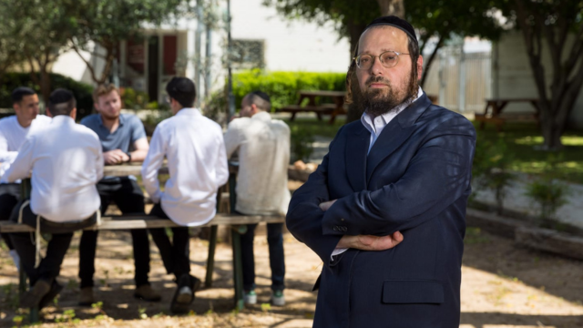 הרב רייס. "אין להם שום בעיה להיכנס מתחת לאלונקה"