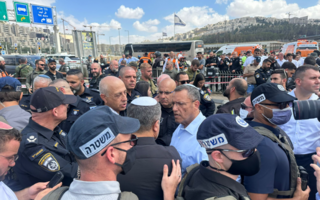 ראש העיר משה ליאון בזירת הפיגוע בירושלים