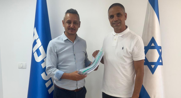 איתן טייב מוסר את טפסי ההתפקדות למנכ"ל הליכוד צורי סיסו