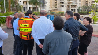 סיור מבקר המדינה בזירת פגיעת הטיל בפתח תקוה