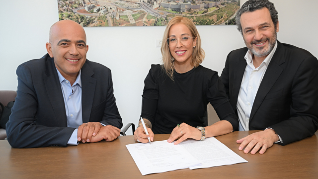  בני הזוג יחד עם יו"ר קפיטל פלטינום, רוני זוהר