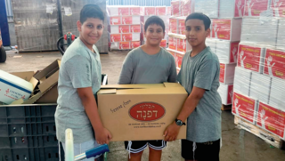 התלמידים אורזים סלי מזון