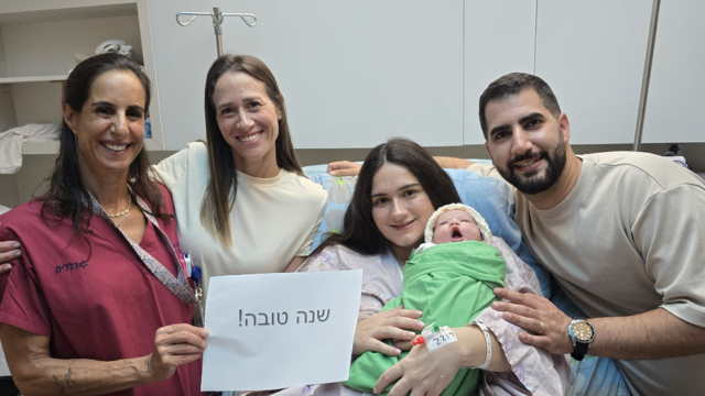  ההורים הנרגשים: ענבר ואלון, הדולה רבקה שטרן והמיילדת עינת ארליך