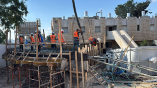 הגשר הצמוד לבניין בשכונת גילה