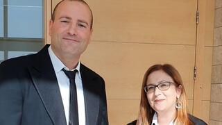דיל בתקופת כהונתו כיו"ר האופוזיציה, ועו"ד קארין ברגינסקי בזמן המאבק נגד חוק השצ"פ