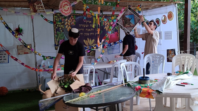 בונים סוכות בכפר סבא