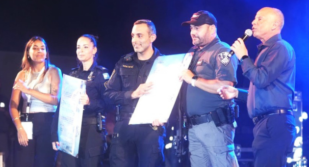 מפקדי היחידה מקבלים תעודת הוקרה