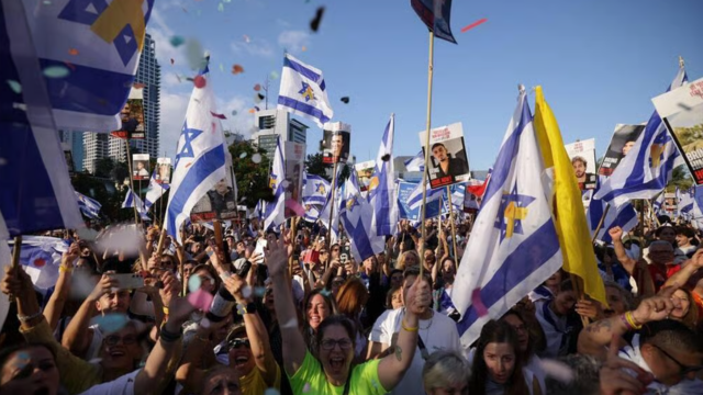 המונים בכיכר החטופים