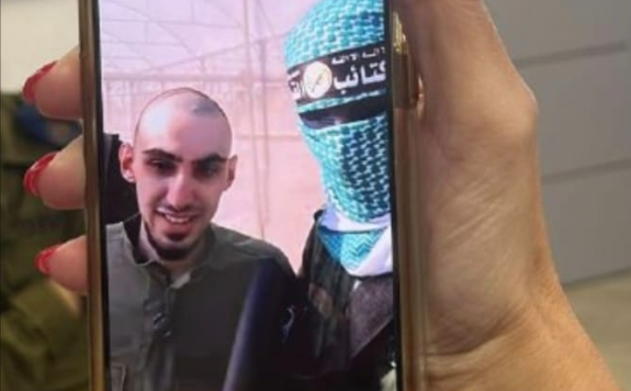 רום ברסלבסקי בשיחה עם בני משפחתו