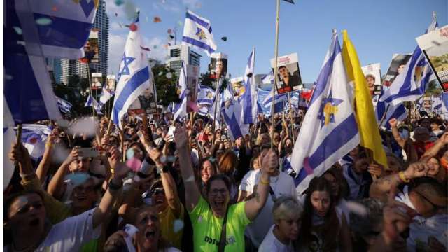 חגיגה ודמעות ברחובות עם השבת החטופים