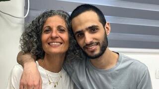 נמרוד כהן ואמו אחרי השחרור מהשבי