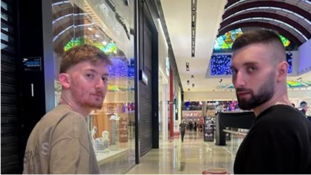 מתן אנגרסט (מימין) ואחיו אופיר יחד בקניון איילון