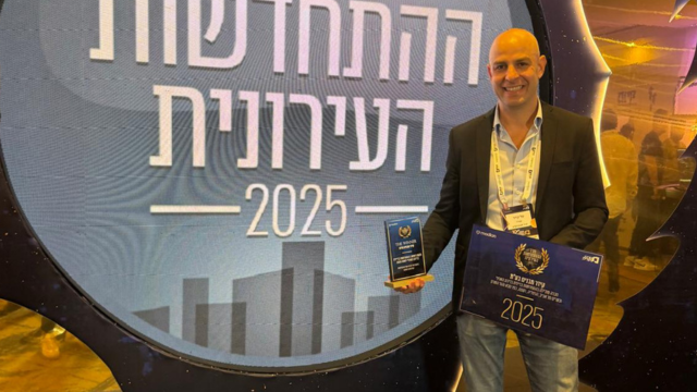 מנכ"ל החברה טל קידר עם הפרס