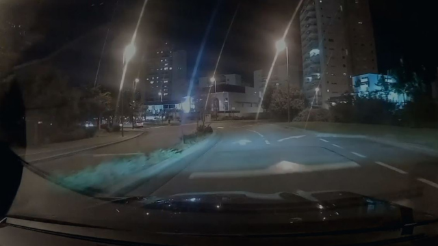 ילד ניצל בנס מפגיעת רכב שנסע נגד כיוון התנועה  בקרית אתא 