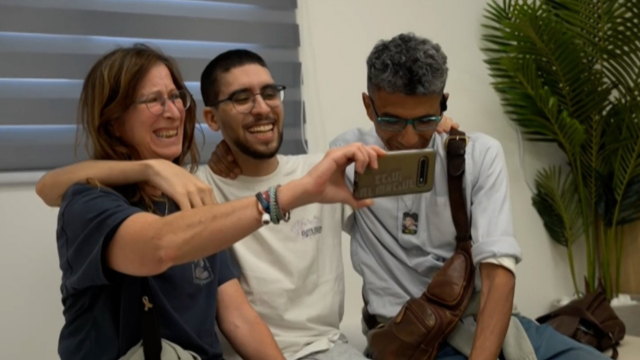 אביתר דוד עם הוריו ביום שחרורו