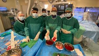 פרופ' רונן יפה וצוות רופאי המחלקה בחדר הצנתור עם קרישי הדם 