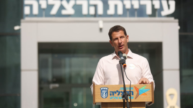 יריב פישר. מתקפה על שר החינוך
