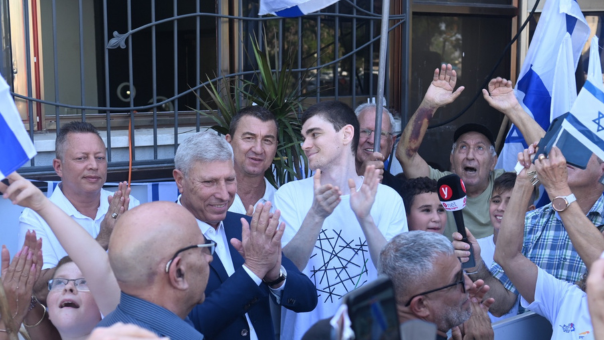 קרית אתא מקבלת בברכה את שורד השבי מקסים הרקין ואביו