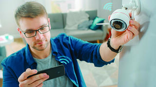 הבעל רישת את הבית במצלמות