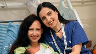 ורד כהן מנהלת האחיות עם יולדת במחלקת יולדות כרמל 