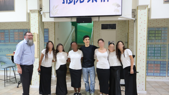 הראל סקעת בביקור בבית הילדים אמונה צבע אלעזרקי