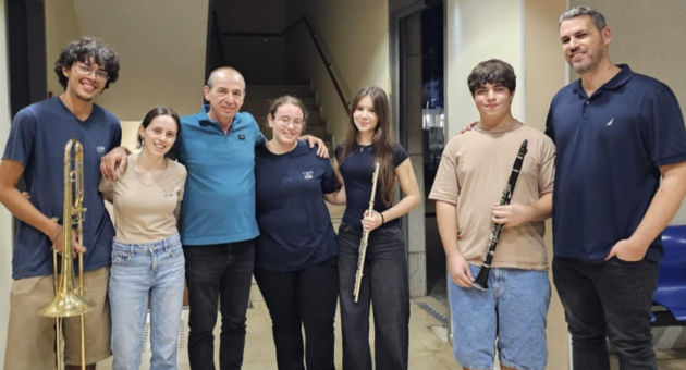 הנגנים הצעירים יחד עם מנהל הקונסרבטוריון והמנצח הראשי