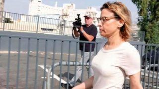 הפצ"רית לשעבר עם שחרורה למעצר בית