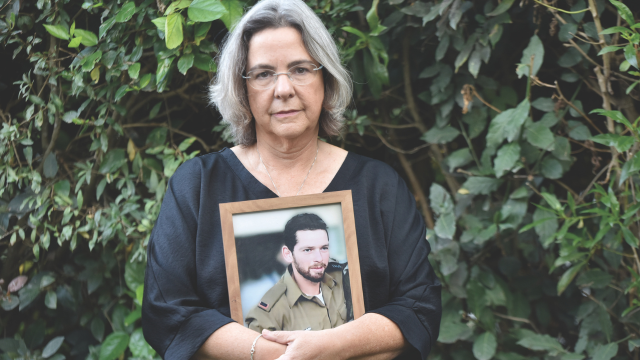 מיה עם תמונת הבן, סרן יהלי גזית ז"ל 