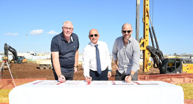 ראש העיר נציג משרד מינהל הבינוי ומנכל חברת דניה סיבוס בטקס החתימה