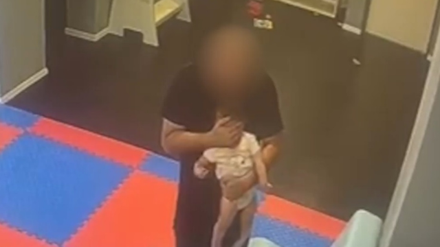 התעלל בילדיו התינוקות