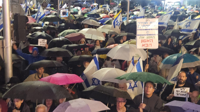 הפגנה בחורב חיפה בגשם