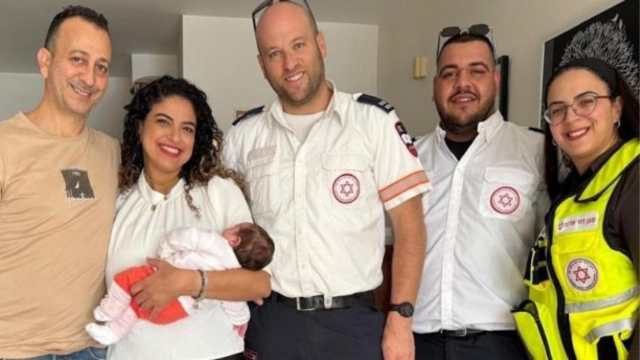 עדי ועופר גניש עם המיילדת וצוות כונני מד"א