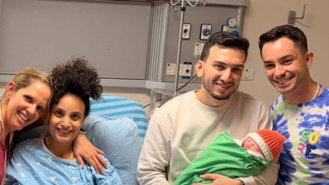 שמרית שרוני חדשי יחד עם ההורים הגאים