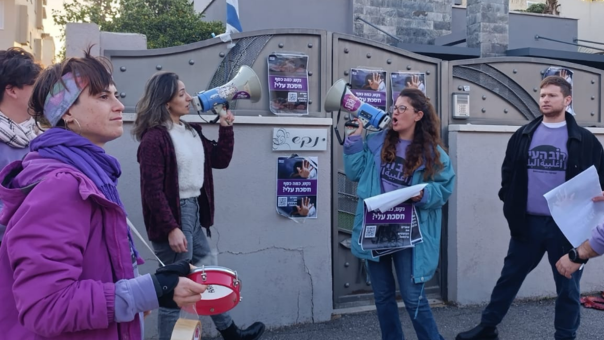 המחאה ליד הבית של סגנית ראש העיר חיפה סופי נקש