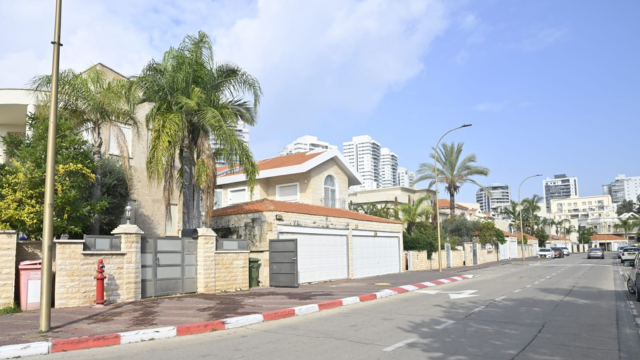 רחוב דקר בקרית מוצקין (לווילות המצולמות אין קשר לכתבה)