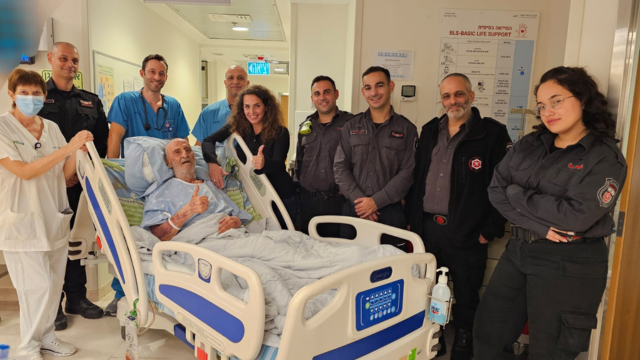 בני כהן עם הכבאים וצוותי הרפואה שהצילו את חייו