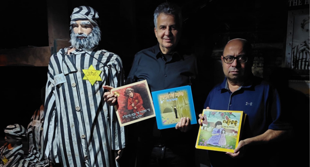 הסופר עמנואל בן סבו מעניק את ספרי הילדים העוסקים בשורדי השואה לד"ר שמעון סבג
