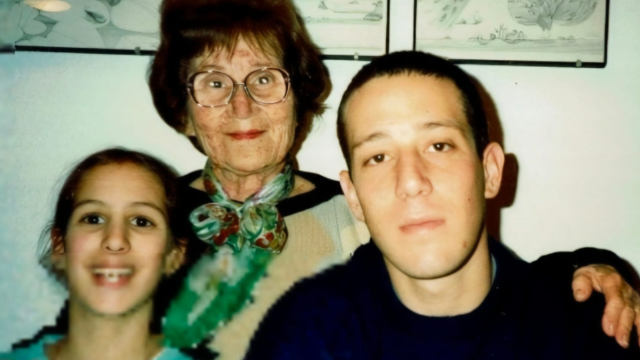 צילה אפל ז"ל ונכדיה עודד ויעל ארבל